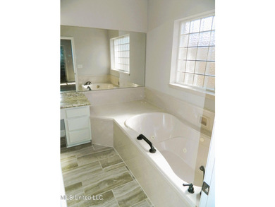 Nice family home, move in ready, master bedroom on lower floor - photo 31