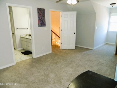 Nice family home, move in ready, master bedroom on lower floor - photo 34