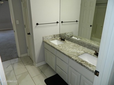 Nice family home, move in ready, master bedroom on lower floor - photo 35