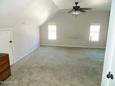 Nice family home, move in ready, master bedroom on lower floor - photo 37