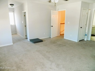 Nice family home, move in ready, master bedroom on lower floor - photo 38
