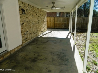 Nice family home, move in ready, master bedroom on lower floor - photo 43