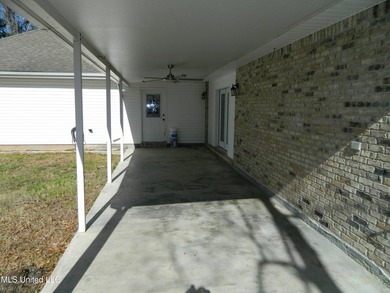 Nice family home, move in ready, master bedroom on lower floor - photo 44