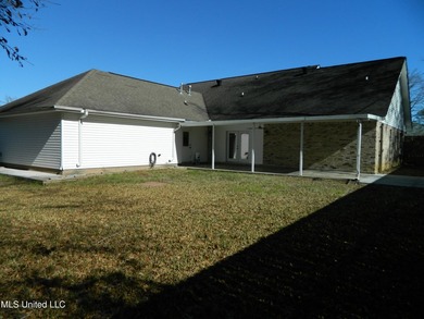 Nice family home, move in ready, master bedroom on lower floor - photo 45