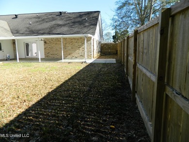 Nice family home, move in ready, master bedroom on lower floor - photo 46