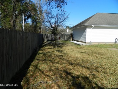 Nice family home, move in ready, master bedroom on lower floor - photo 47