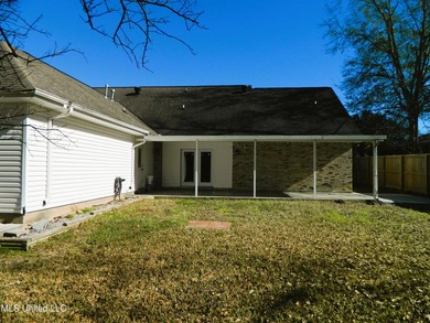 Nice family home, move in ready, master bedroom on lower floor - photo 48