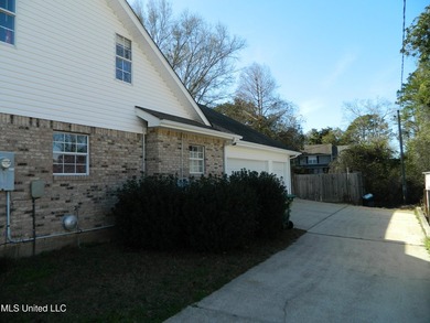 Nice family home, move in ready, master bedroom on lower floor - photo 50