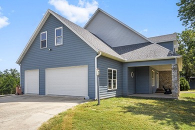 Welcome to Roberts Ridge! The home has a large open floor plan - photo 4