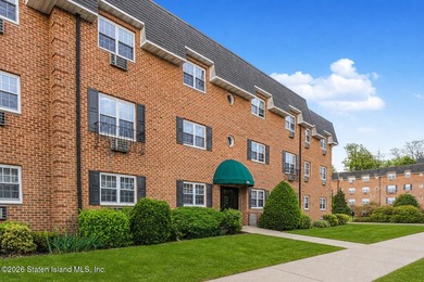Welcome to *Chateau Villa*, a well-manicured private community - photo 2