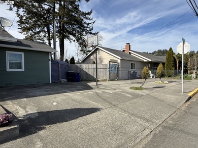 Beautiful duplex opportunity offering flexibility for both - photo 3
