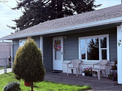 Beautiful duplex opportunity offering flexibility for both - photo 5