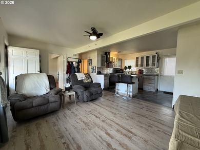 Beautiful duplex opportunity offering flexibility for both - photo 9