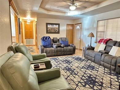 Beautiful 3 bedroom, 2 bathroom home situated on a spacious - photo 2