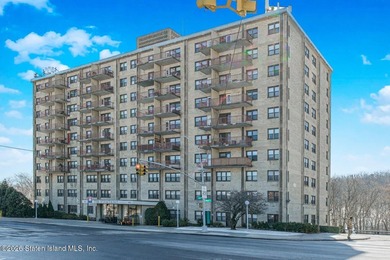 NEWLY RENOVATED! CLOVE LAKES! 24-HOUR DOORMAN! ELEVATORS! POOL! - photo 2