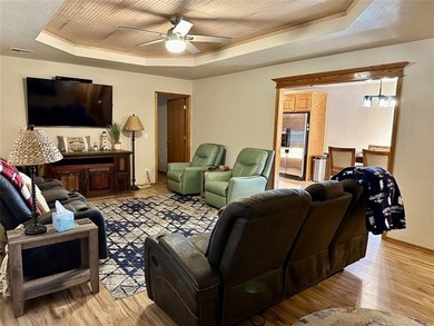 Beautiful 3 bedroom, 2 bathroom home situated on a spacious - photo 3