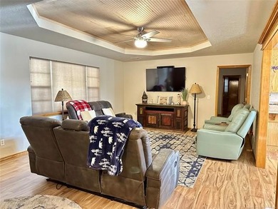 Beautiful 3 bedroom, 2 bathroom home situated on a spacious - photo 4