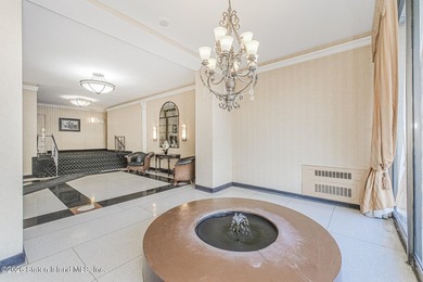 NEWLY RENOVATED! CLOVE LAKES! 24-HOUR DOORMAN! ELEVATORS! POOL! - photo 4