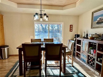 Beautiful 3 bedroom, 2 bathroom home situated on a spacious - photo 6