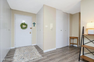 NEWLY RENOVATED! CLOVE LAKES! 24-HOUR DOORMAN! ELEVATORS! POOL! - photo 6