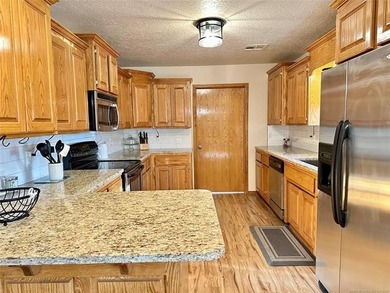 Beautiful 3 bedroom, 2 bathroom home situated on a spacious - photo 7