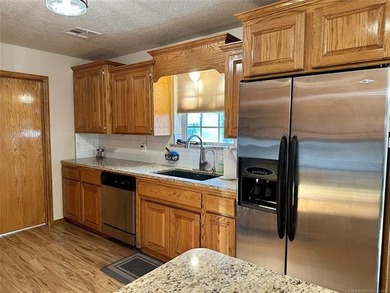 Beautiful 3 bedroom, 2 bathroom home situated on a spacious - photo 8