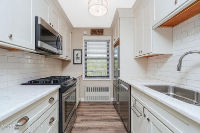 NEWLY RENOVATED! CLOVE LAKES! 24-HOUR DOORMAN! ELEVATORS! POOL! - photo 8