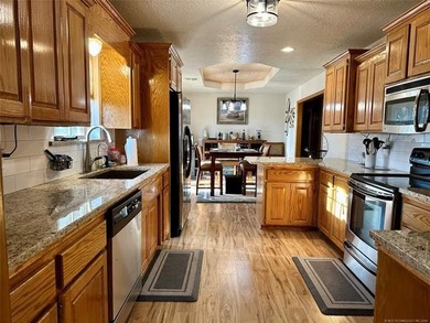 Beautiful 3 bedroom, 2 bathroom home situated on a spacious - photo 10