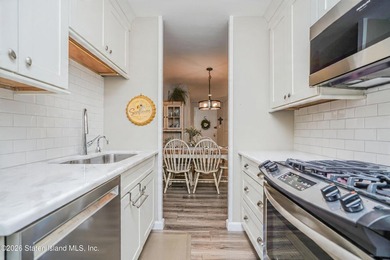 NEWLY RENOVATED! CLOVE LAKES! 24-HOUR DOORMAN! ELEVATORS! POOL! - photo 10