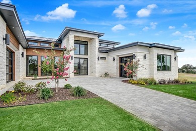 BEAUTIFUL. CUSTOM NEW CONSTRUCTION. EXCLUSIVE LOCATION. Included - photo 3