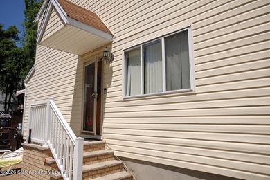 Welcome to 160 Kenilworth Ave. This end unit townhouse is - photo 2