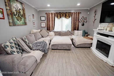 Welcome to 160 Kenilworth Ave. This end unit townhouse is - photo 4