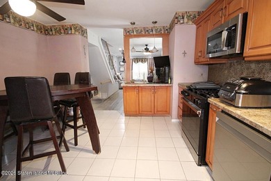 Welcome to 160 Kenilworth Ave. This end unit townhouse is - photo 9