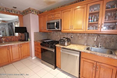 Welcome to 160 Kenilworth Ave. This end unit townhouse is - photo 10
