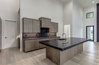 LOCK AND LEAVE CUSTOM HOME IN THE VILLA SECTION OF TUSCAN - photo 6