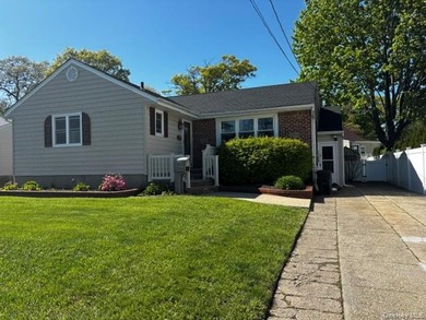 Beautiful 3 bedroom, 1 1/2 bath. Full basement with enclosed - photo 2