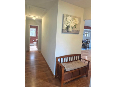 Beautiful 3 bedroom, 1 1/2 bath. Full basement with enclosed - photo 4