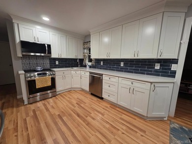 Beautiful 3 bedroom, 1 1/2 bath. Full basement with enclosed - photo 6