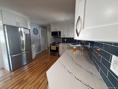 Beautiful 3 bedroom, 1 1/2 bath. Full basement with enclosed - photo 8