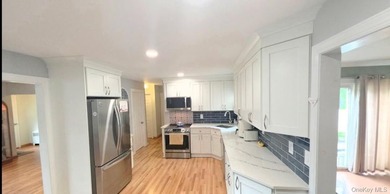 Beautiful 3 bedroom, 1 1/2 bath. Full basement with enclosed - photo 9