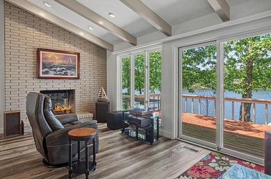 Nestled on a premier Lake Balboa street, this waterfront estate - photo 21