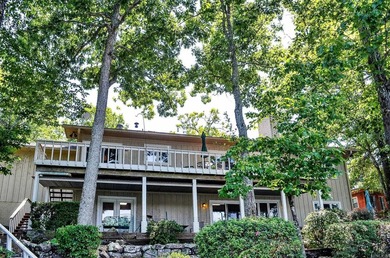 Nestled on a premier Lake Balboa street, this waterfront estate - photo 30