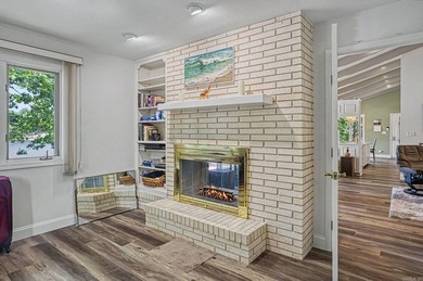 Nestled on a premier Lake Balboa street, this waterfront estate - photo 33