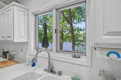 Nestled on a premier Lake Balboa street, this waterfront estate - photo 35