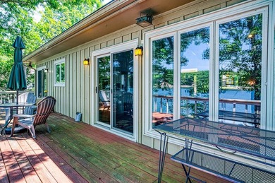Nestled on a premier Lake Balboa street, this waterfront estate - photo 36