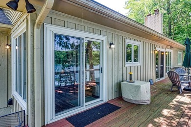 Nestled on a premier Lake Balboa street, this waterfront estate - photo 37