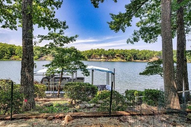Nestled on a premier Lake Balboa street, this waterfront estate - photo 47