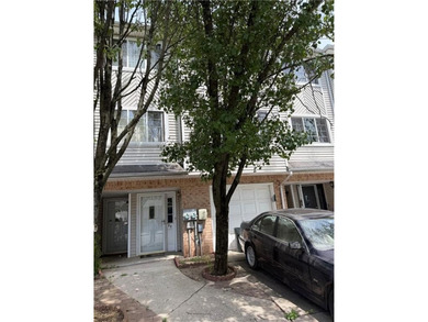 Welcome to 28 white oak lane. Home needs extensive cosmetic - photo 2