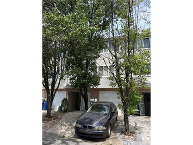 Welcome to 28 white oak lane. Home needs extensive cosmetic - photo 3