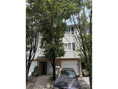 Welcome to 28 white oak lane. Home needs extensive cosmetic - photo 4
